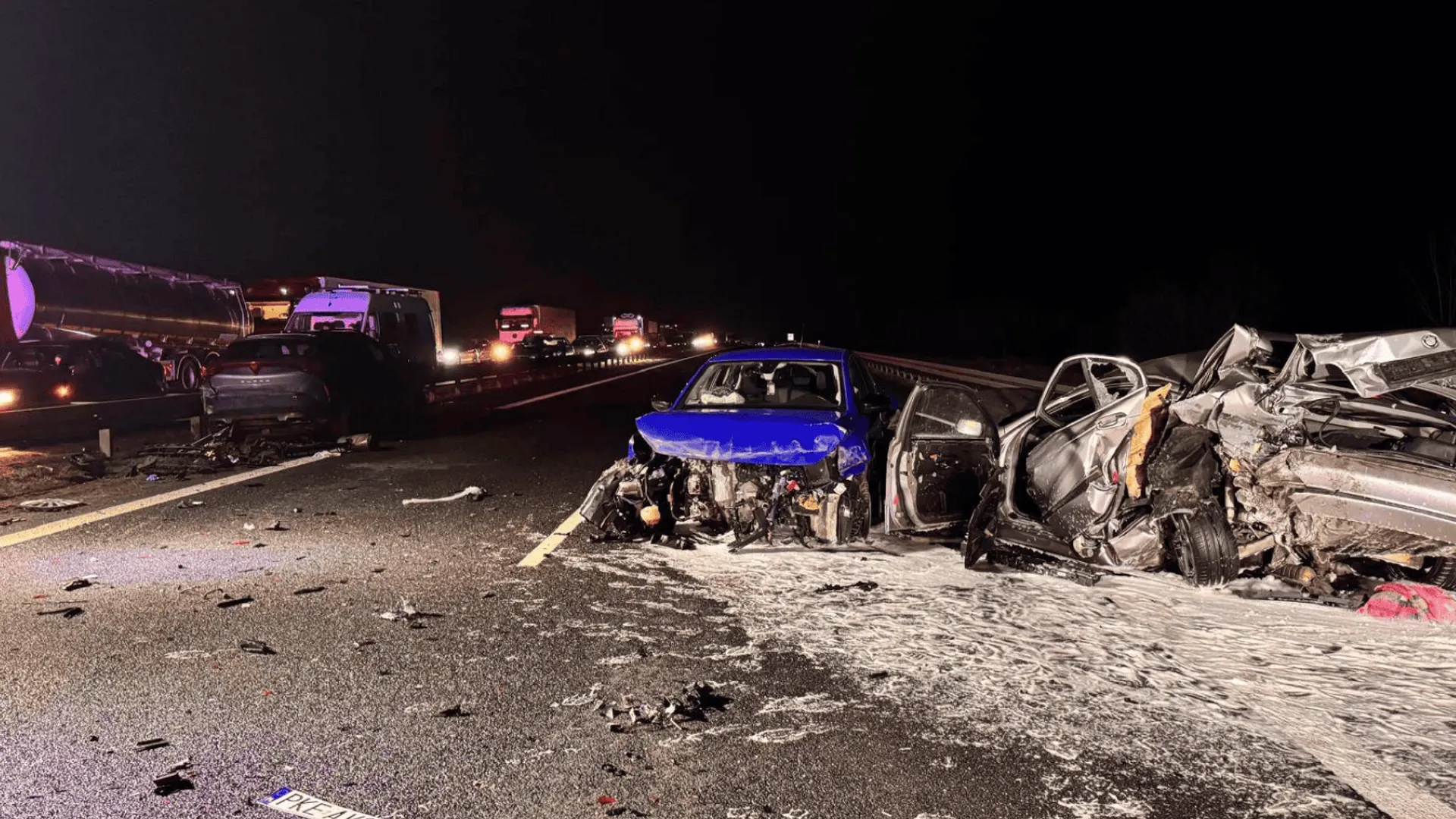 Wypadek na S8, fot. Komenda Powiatowa Państwowej Straży Pożarnej w Oleśnicy/Facebook