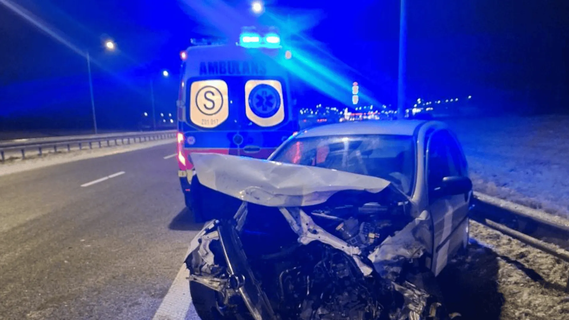 Dramatyczny wypadek na S6 koło Kołobrzegu: auto rozbite, kierowca uratowany