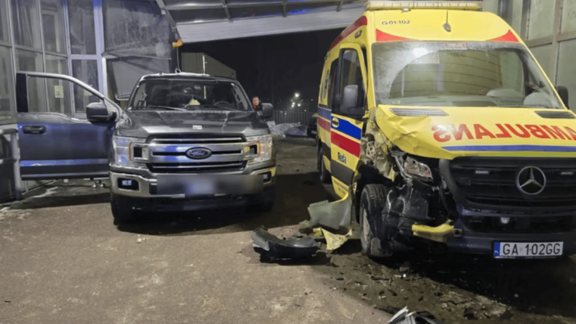 Terenówka wbiła się w karetkę i SOR. Wiemy, co się dzieje