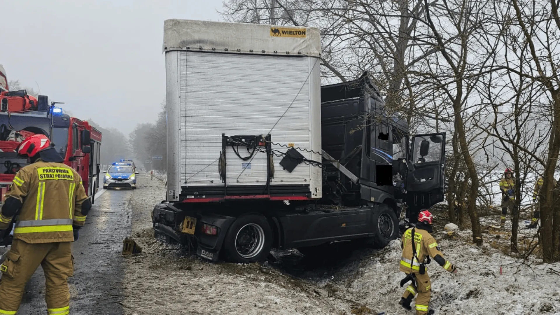 Dramatyczny wypadek tira w Wielkopolsce. Kluczowa trasa całkowicie zablokowana