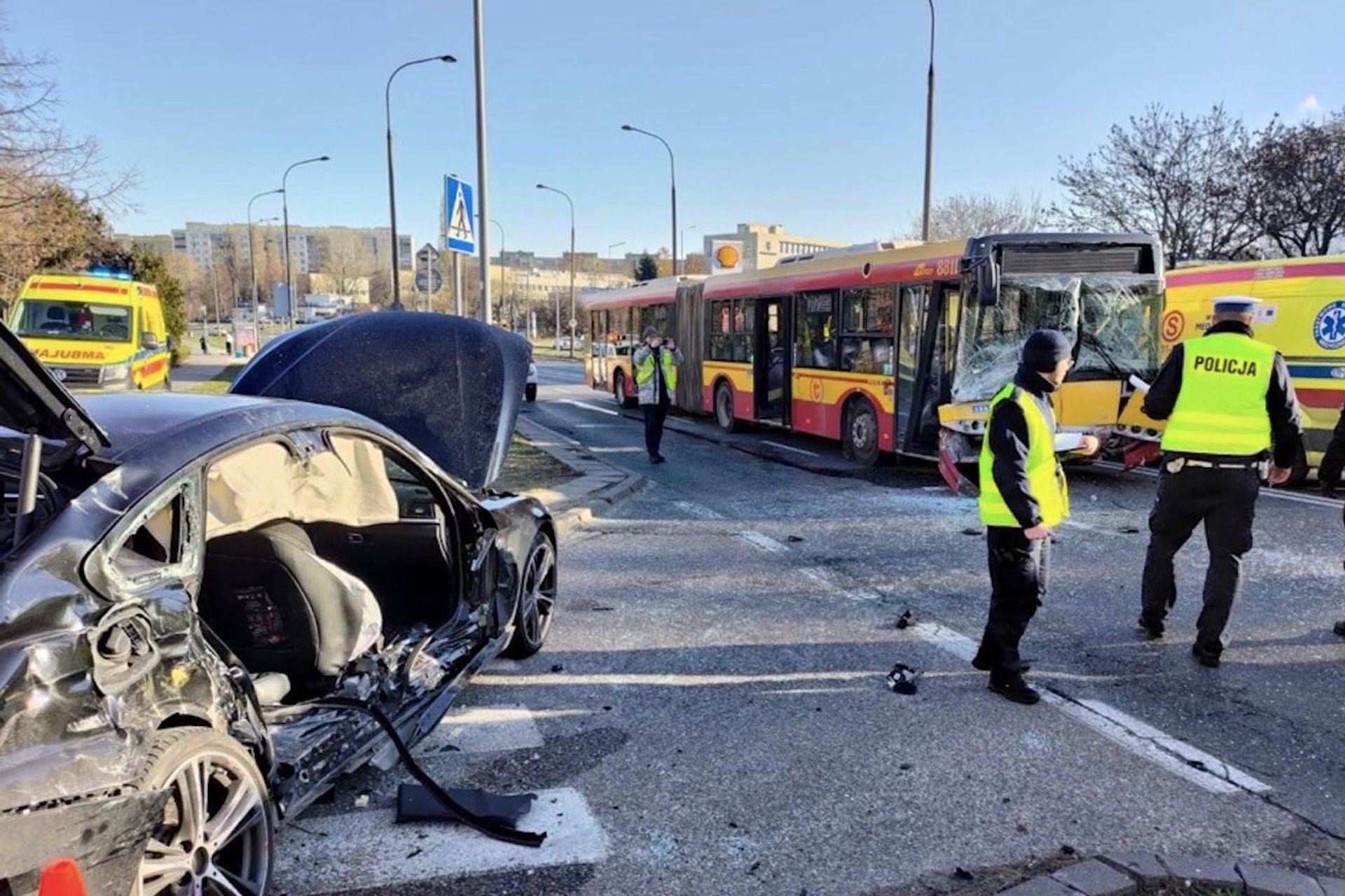 wypadek autobus droga policjanci