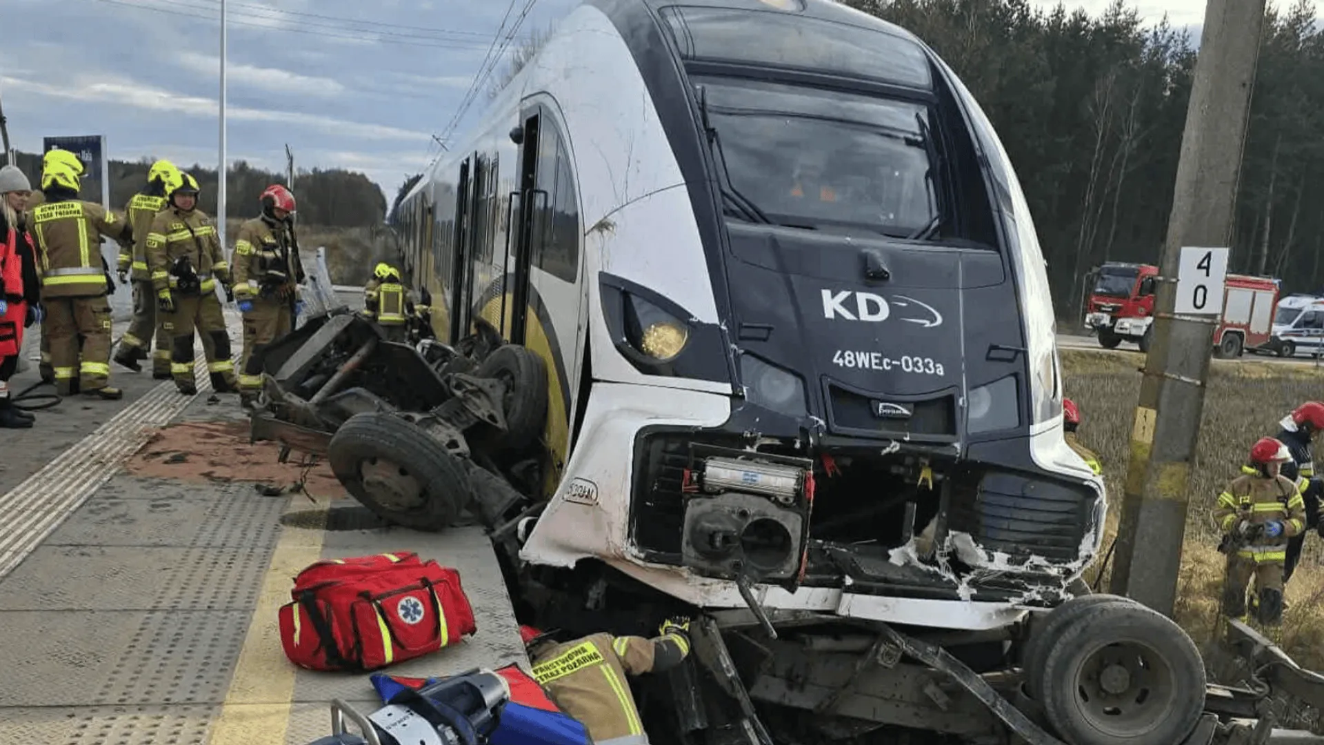 Wypadek na przejeździe kolejowym w Chrząstawie Małej, fot. Dolnośląskie Alarmowo/Facebook