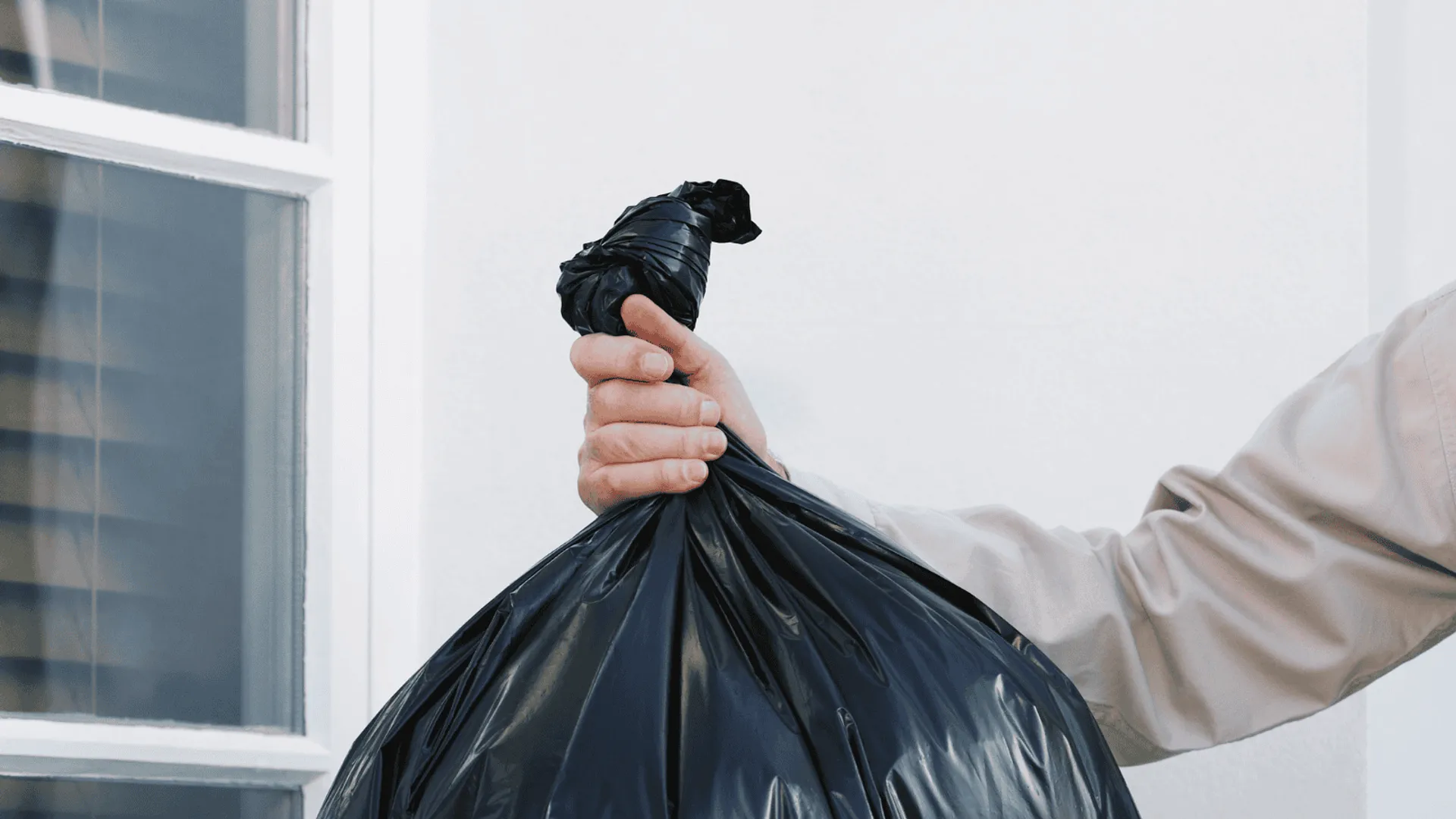 Nowe zasady segregacji tekstyliów: kary dla wspólnot i kryzys kontenerów PCK