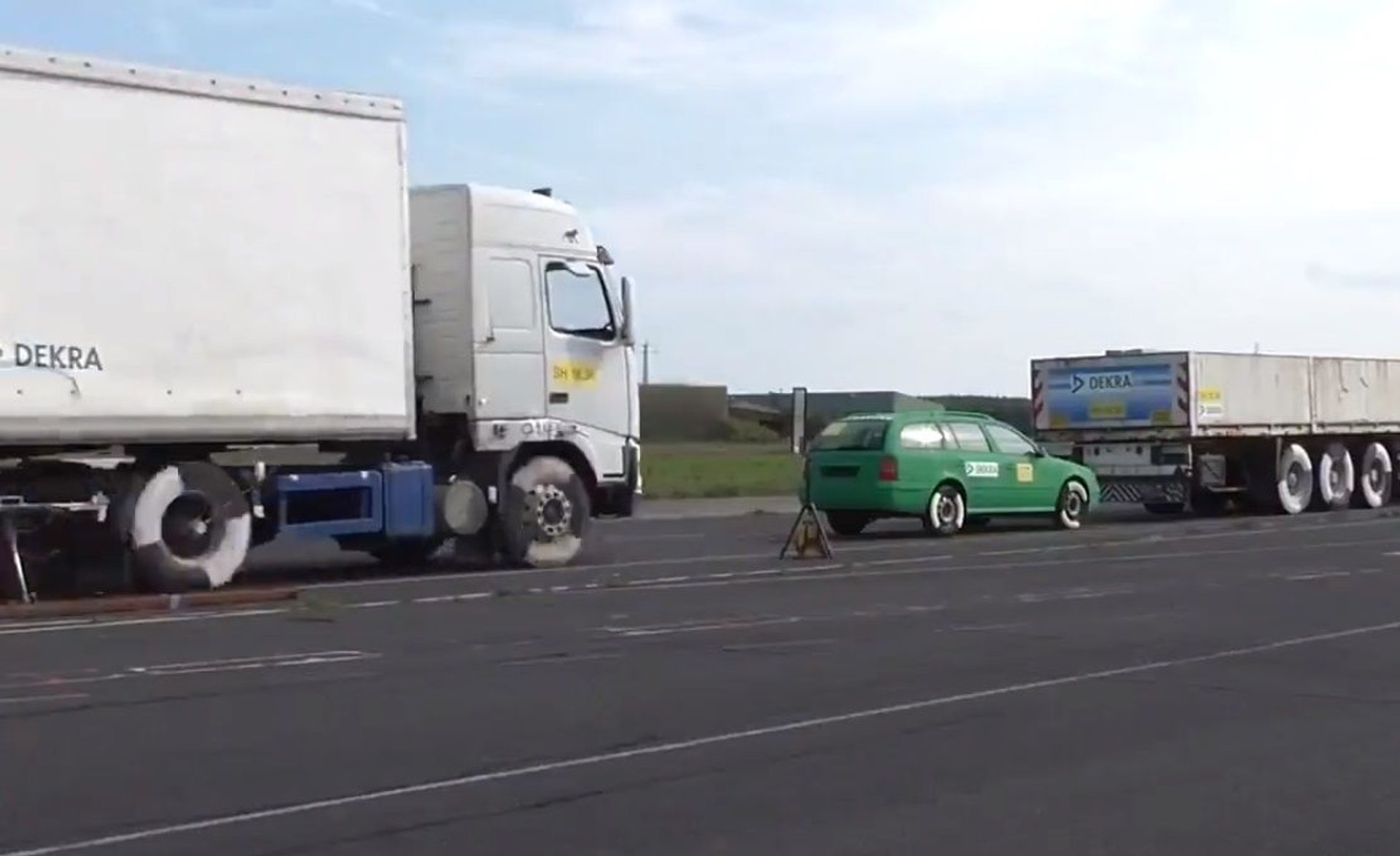 Wideo - co dzieje się z autem, które utknie między ciągnikami siodłowymi