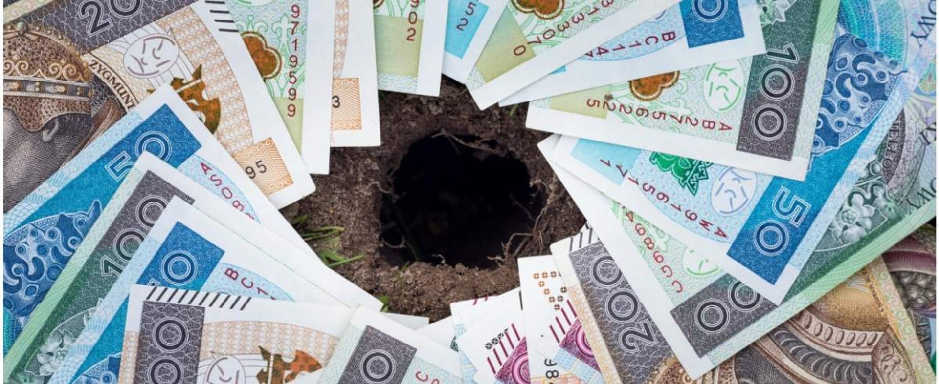 fot: Arkadiusz Ziolek/ East News. 17.06.2020. n/z Polskie banknoty z dziura po srodku - dziura budzetowa.