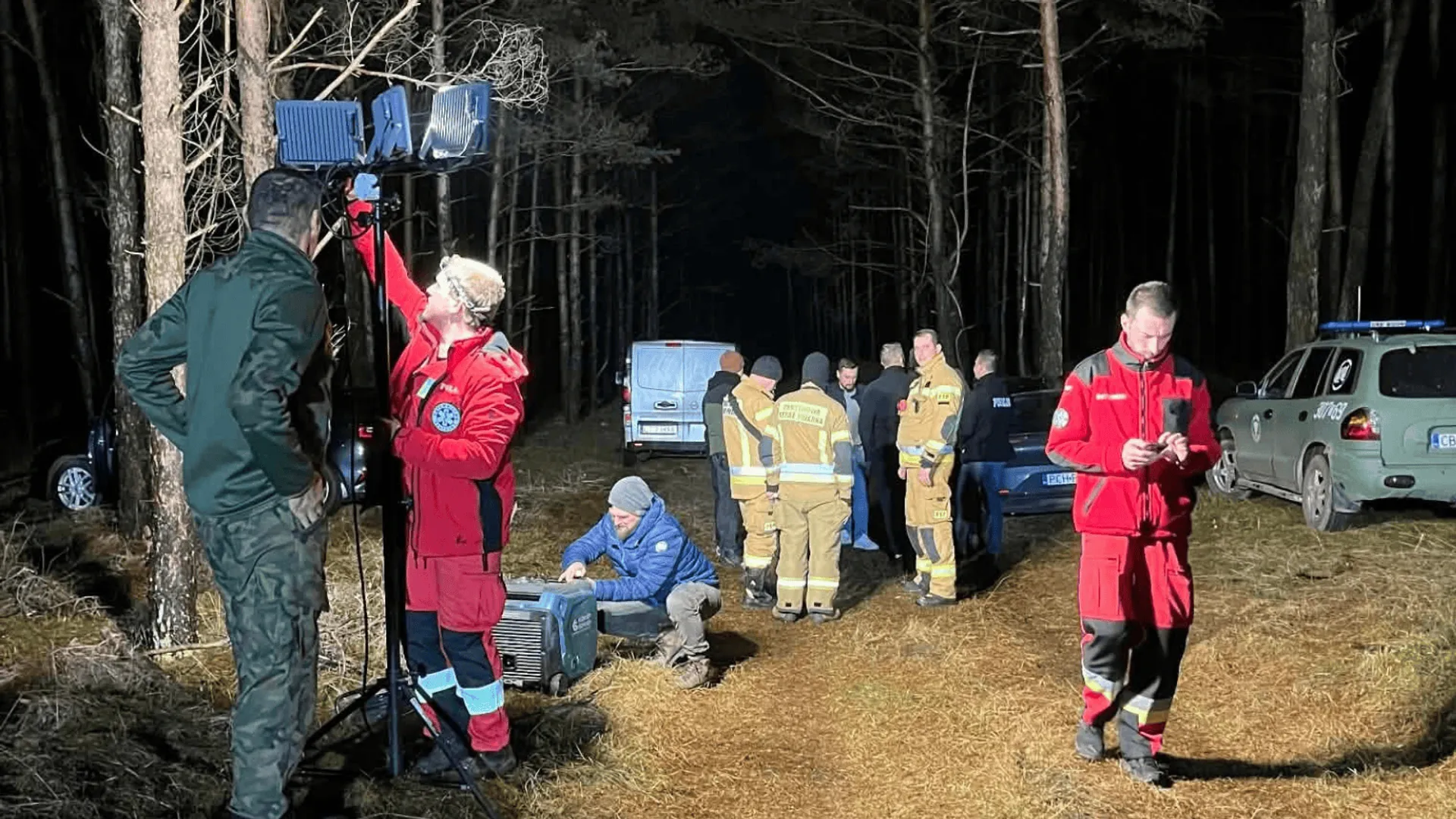 Grupa poszukiwawcza sprawdza i zabezpiecza teren.