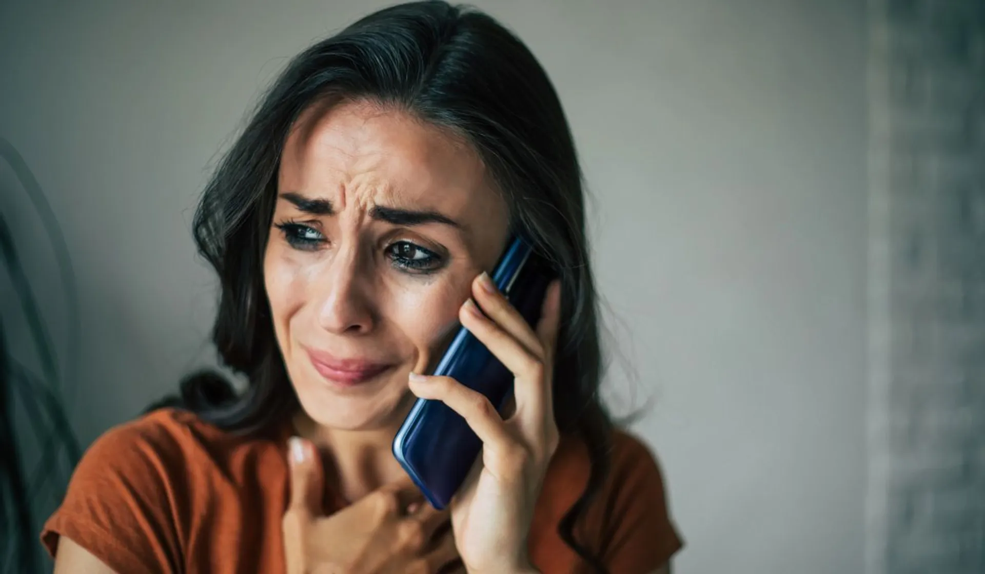 załamana kobieta z telefonem