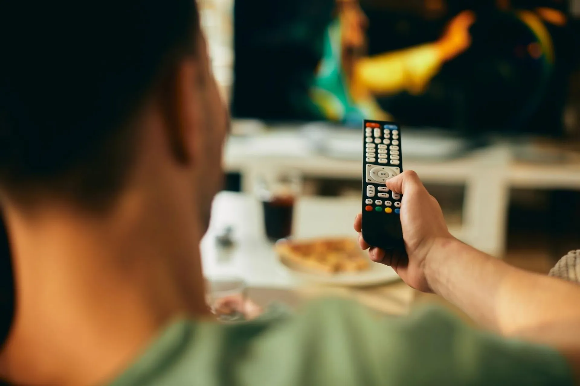 zbliżenie mężczyzny oglądającego telewizję w domu