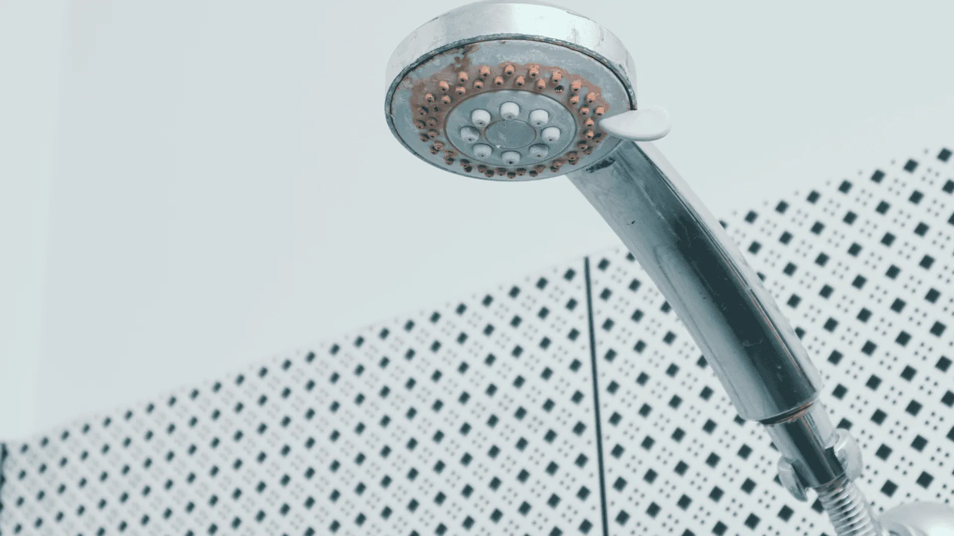 Różowy osad w łazience – dlaczego nie wolno go ignorować?