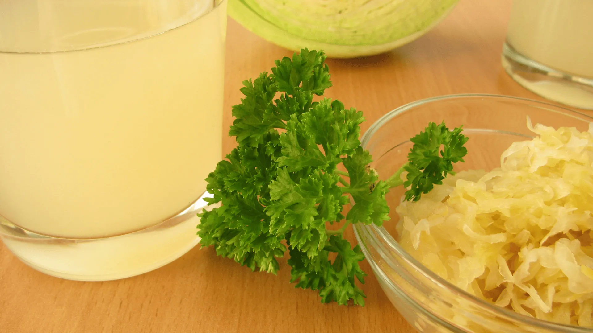 Sok z kiszonej kapusty – właściwości, wartości odżywcze i zasady spożywania