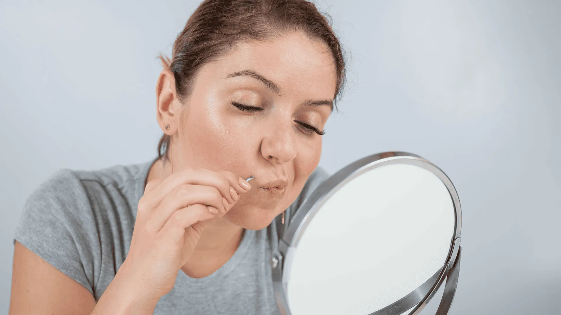 Owłosienie na twarzy u kobiet: przyczyny, diagnoza i leczenie