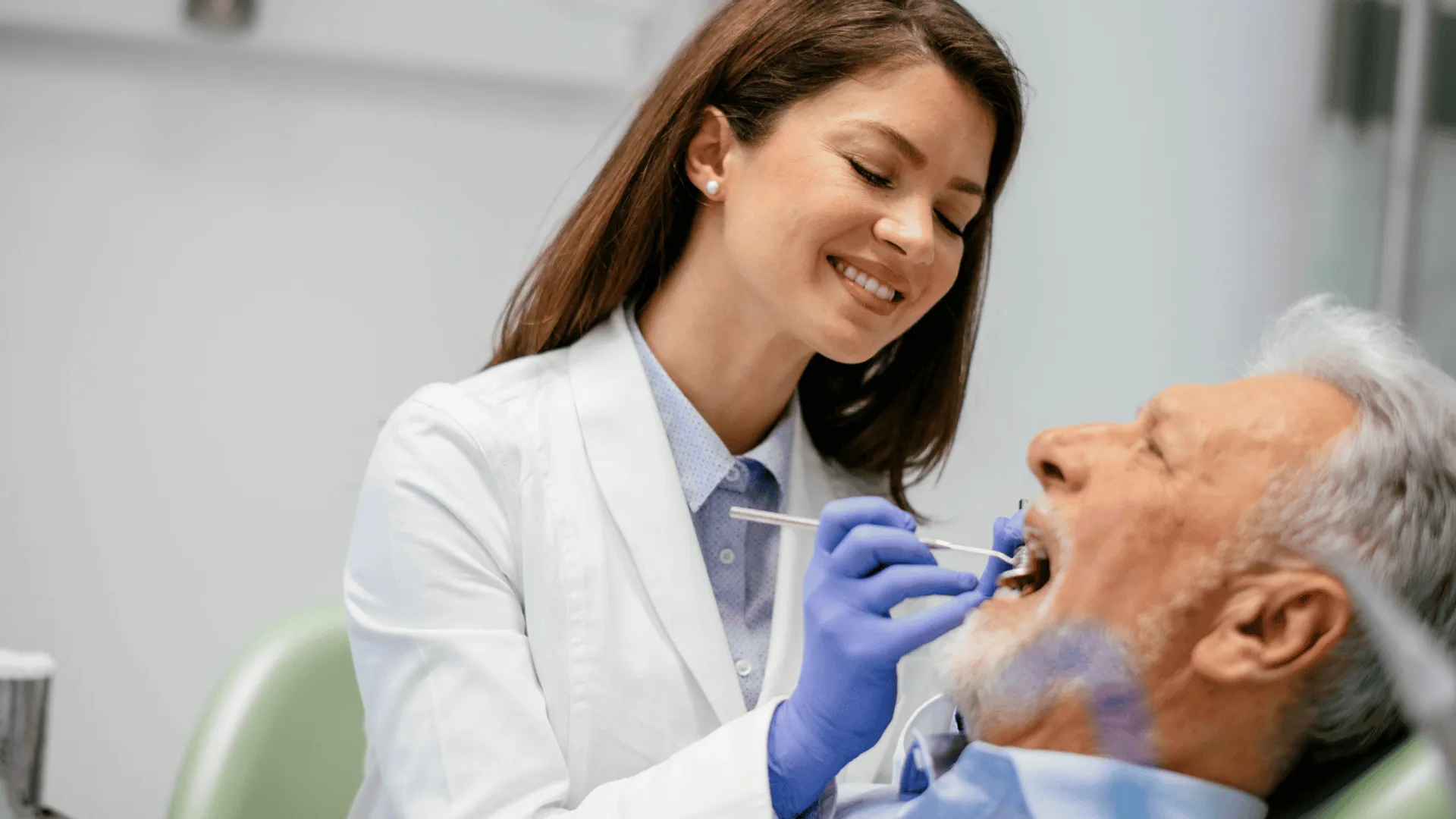 Recesja dziąseł: bagatelizowane objawy i poważne konsekwencje zdrowotne