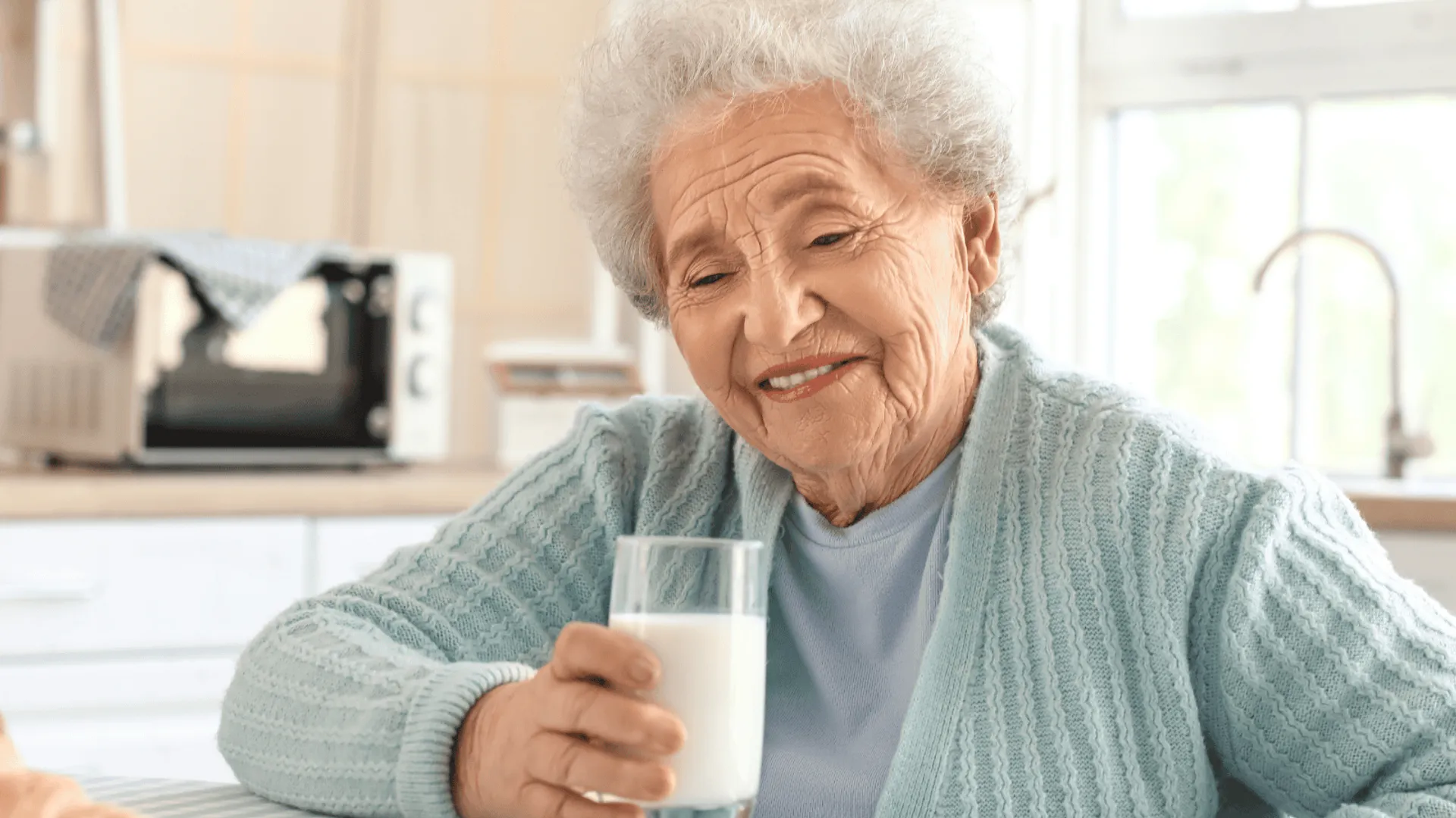 Mleko kozie w diecie seniorów – dlaczego warto po nie sięgać?