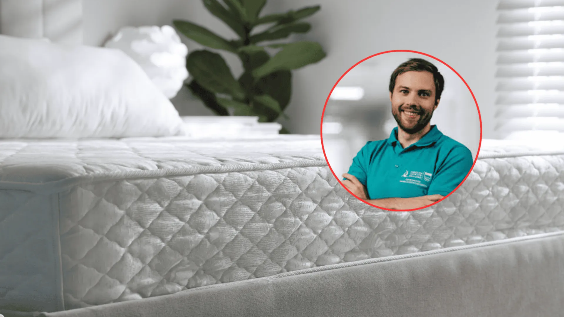 Zdjęcie fizjoterapeuty w czerwonym kółku, w tle materac