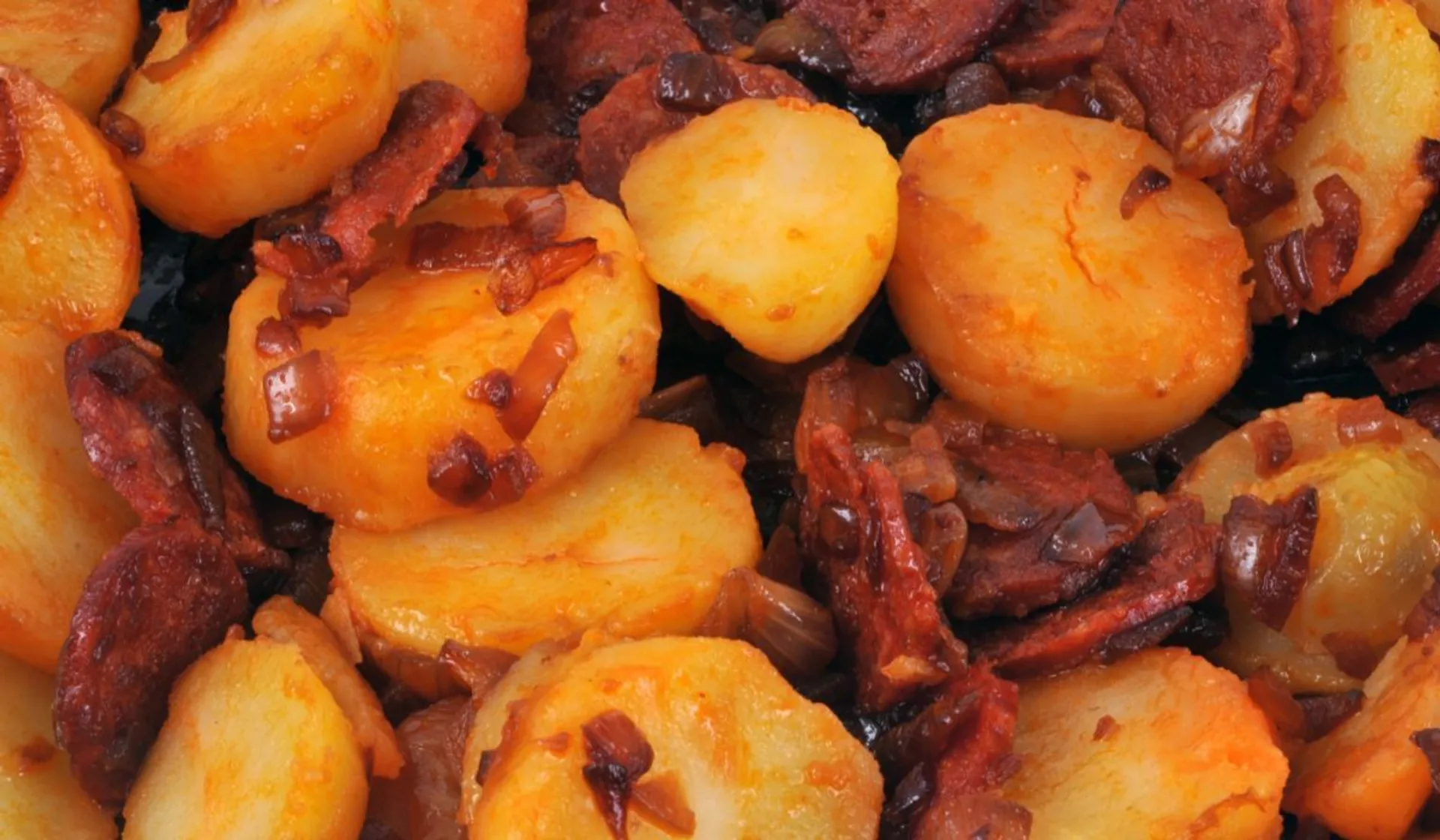 ziemniaki z kiełbasą chorizo