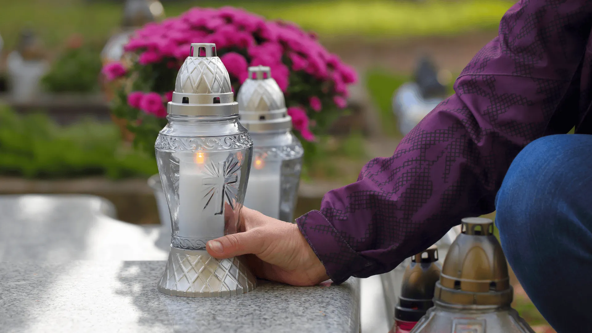 Znicz na grobie, fot. Canva