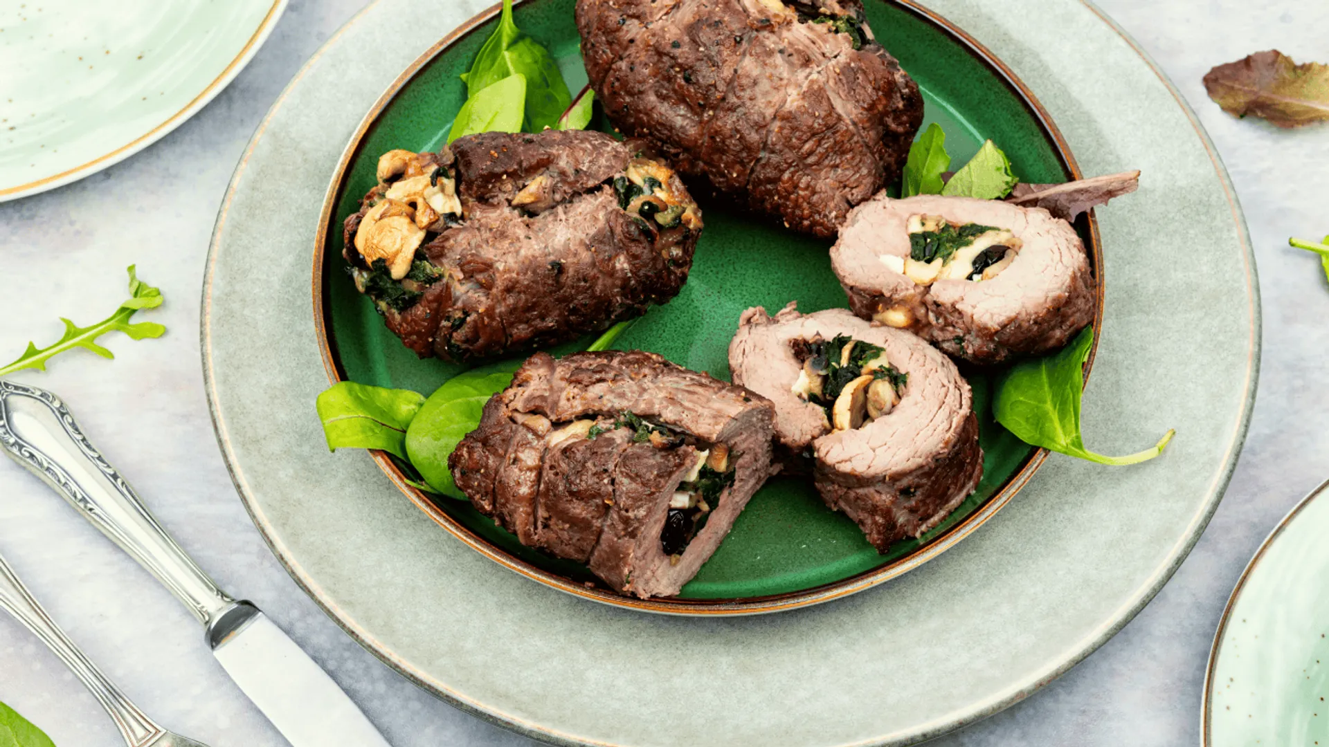 Zrazy wołowe zawijane z sosem z suszonych grzybów i cebuli - przepis krok po kroku