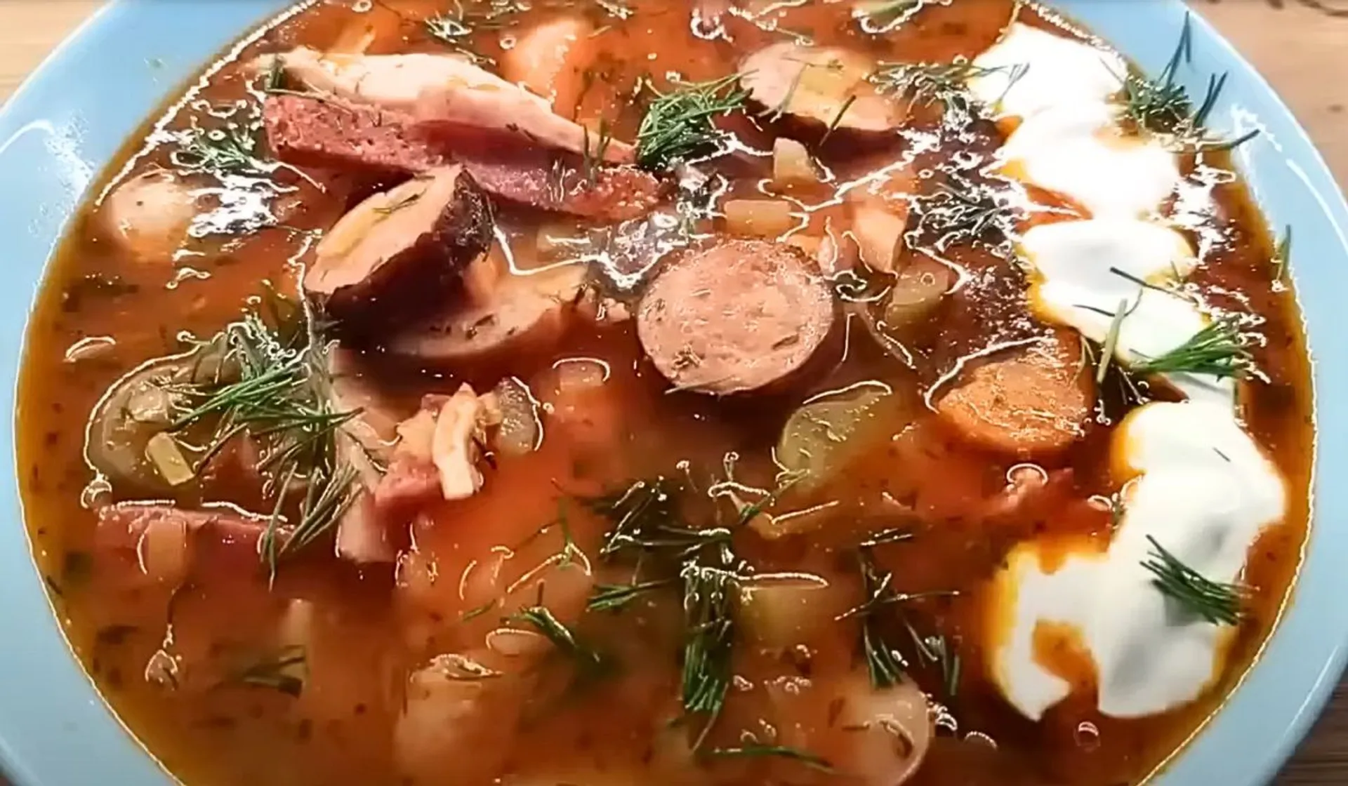 solianka z kiełbasą