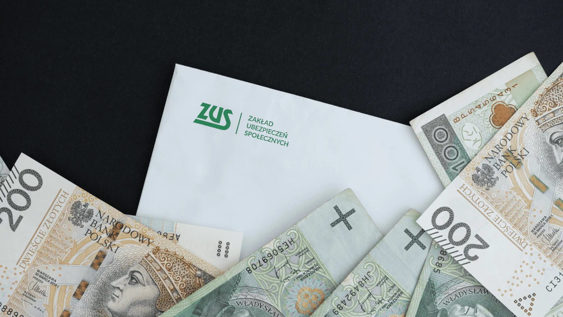 koperta z ZUS, na niej banknoty PLN