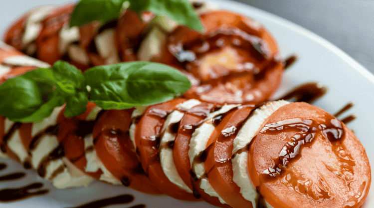 Sałatka caprese z sosem balsamicznym 