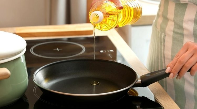 Co zrobić, żeby tłuszcz nie pryskał podczas smażenia? Mamy prosty patent