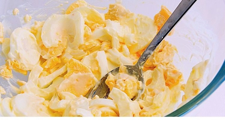 Błyskawiczna pasta jajeczna z chrupiącą, soczystą papryką