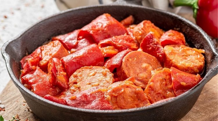 Szybkie danie z patelni - kiełbasa z cebulą w pikantnym sosie