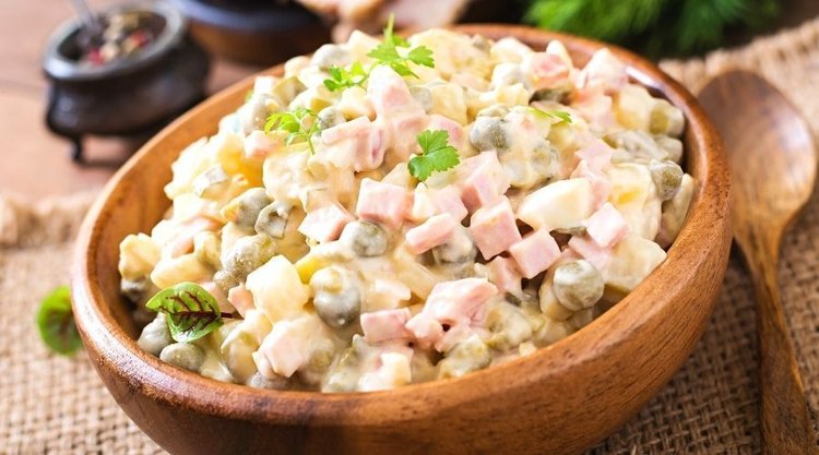 Wielkanocna sałatka jarzynowa bez majonezu. Klasyka w lekkim wydaniu