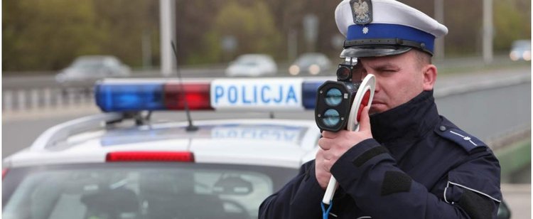 Mężczyzna przekroczył prędkość. Tłumaczył, że jedzie na egzamin na prawo jazdy