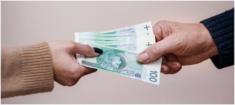 Płaca minimalna obowiązuje też na umowie zleceniu. Ale liczona jest za godzinę