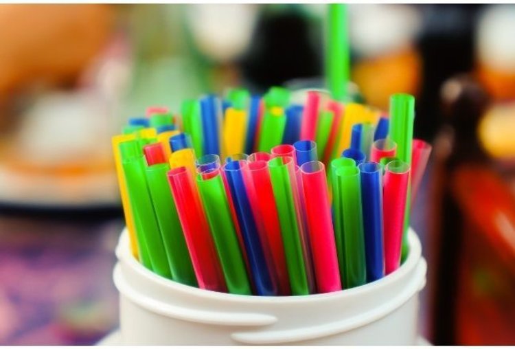 Koniec sprzedaży plastikowych opakowań i słomek w UE