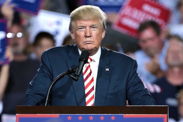 Trump oskarżony, ale biznes się kręci. Zarobił miliony na koszulkach ze swoją podobizną