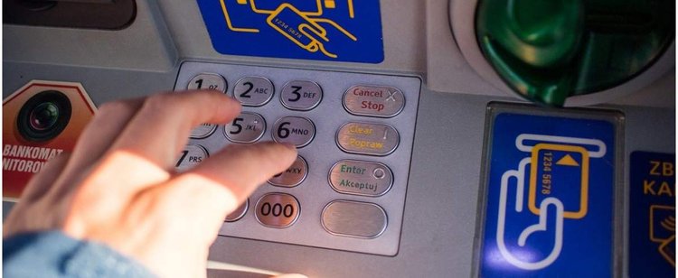 Niecodzienna sytuacja przy bankomacie. Ważny apel policji