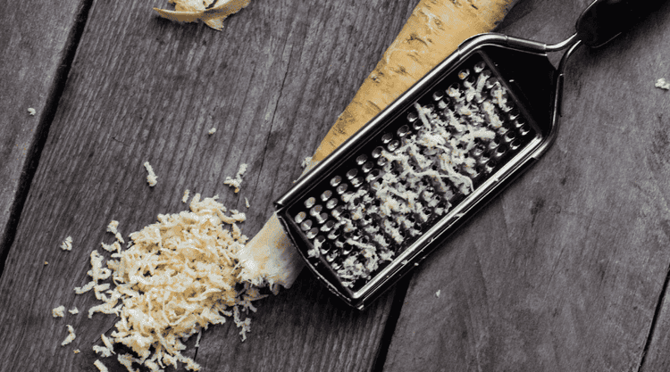 Szybka, chrupiąca i zdrowa surówka z pietruszki i marchewki