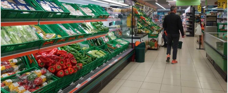 Rz: Rząd będzie chciał przejąć sieć sklepów? Analitycy mówią o Żabce i Tesco