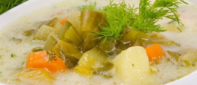 Pyszna zupa ogórkowa bez dodatku śmietany