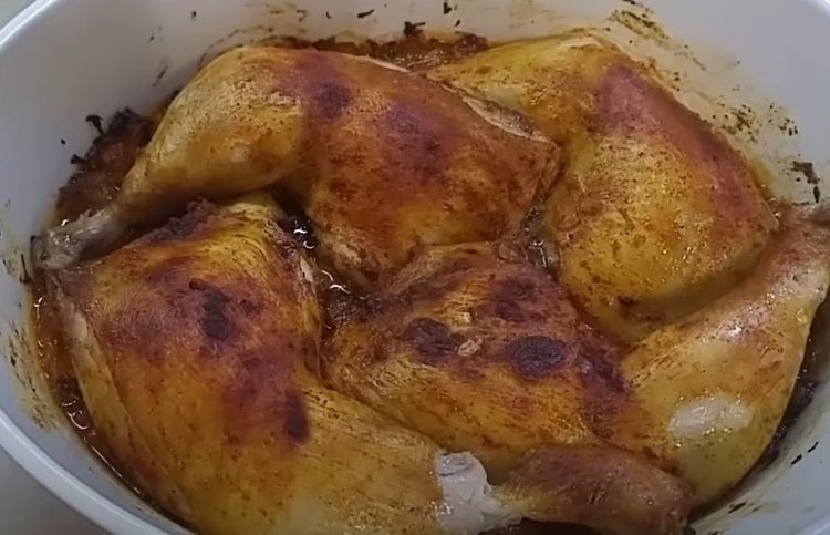 Zniewalający przepis na udka z kurczaka pieczone z kapustą