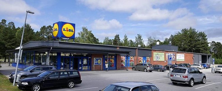 Lidl szarżuje z promocjami. Kiełbasa po złotówce, ćwiartki z kurczaka za niecałe 3 zł