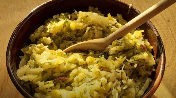 Przepis na młodą kapustkę z koperkiem i dodatkiem pomidorów