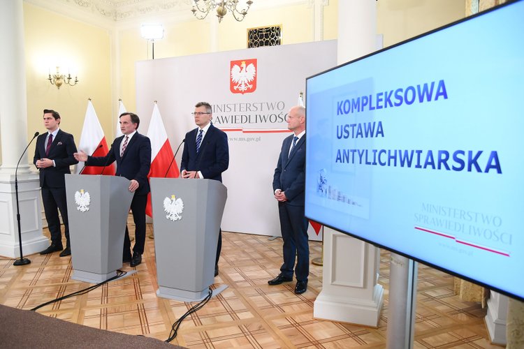 Nowe prawo antylichwiarskie. Zakupy na raty, chwilówki. Rząd wprowadza nowe zasady