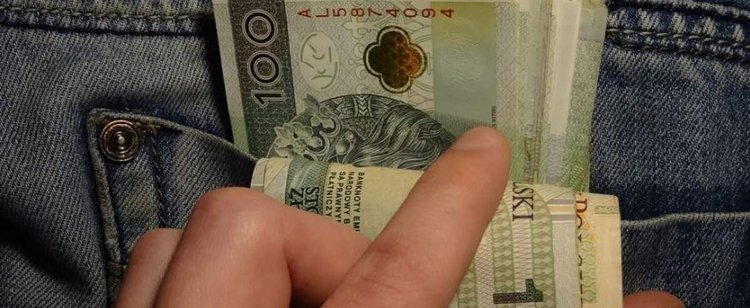 Pieniądze na Twoim koncie oszczędnościowym zamiast rosnąć, będą maleć.  Kilka banków zmienia zasady