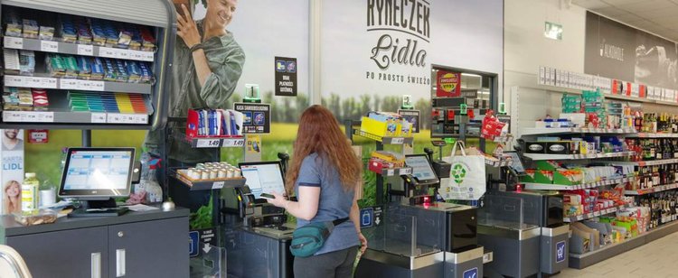 Ile zarabia kasjerka w Lidlu? Sieciówka stale podnosi wynagrodzenia