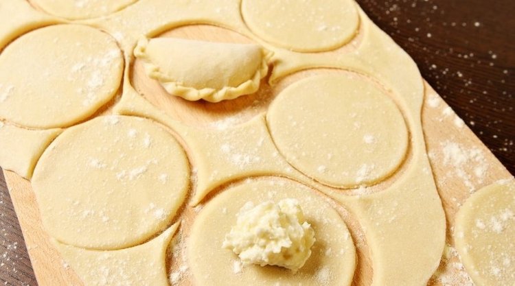 Niezwykle elastycznie i miękkie ciasto na pierogi ze śmietaną