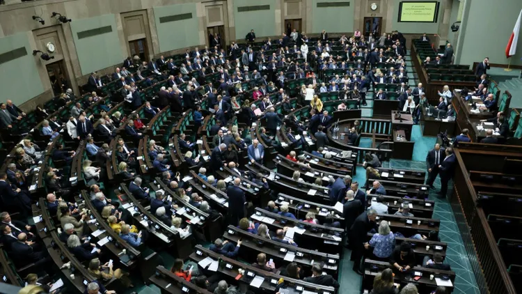 Jest limit zarobków i czasu pracy lekarzy. Sejm zdecydował