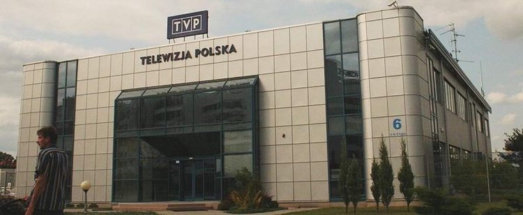 Episkopat podpisał nową umowę z TVP. Msze i koronki codziennie w telewizji