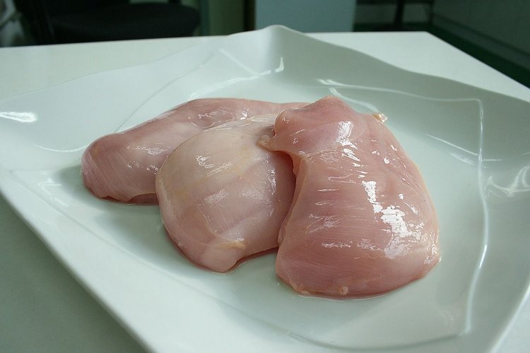 Kurczak w marynacie jogurtowej zapiekany z mozzarellą i pomidorkami