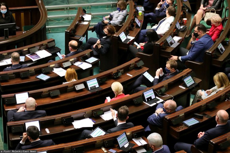 Sondaż poparcia z przełomowymi wynikami na opozycji. KO niemal zdublowana przez Hołownię