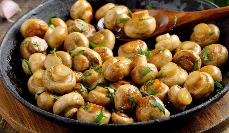 Prosty i efektowny pomysł na pieczarki z patelni. Wychodzą aromatyczne i chrupiące