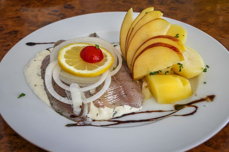 Śledzie w curry z ogórkiem konserwowym