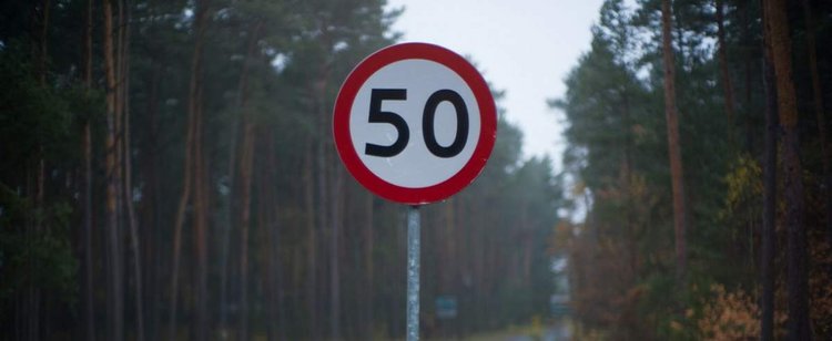 50 km/h w terenie zabudowanym przez całą dobę. Rząd "uchwalił" przepis grafiką na twitterze